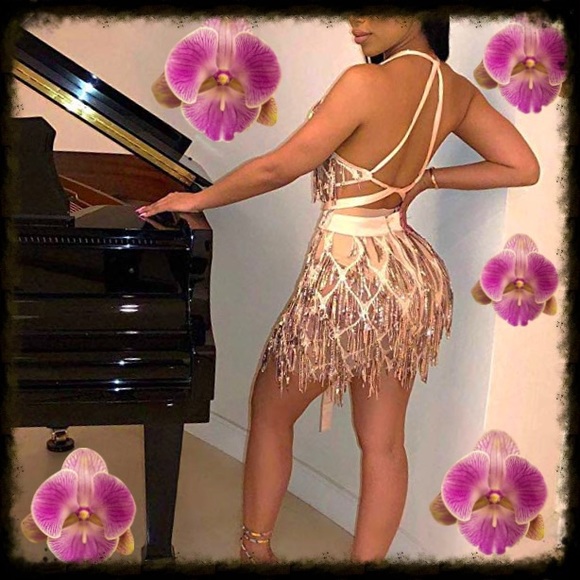 🍸✨BNWT SEXY HALTER MINI DRESS W/ GOLD SEQUINS✨🍸 - Picture 2 of 5